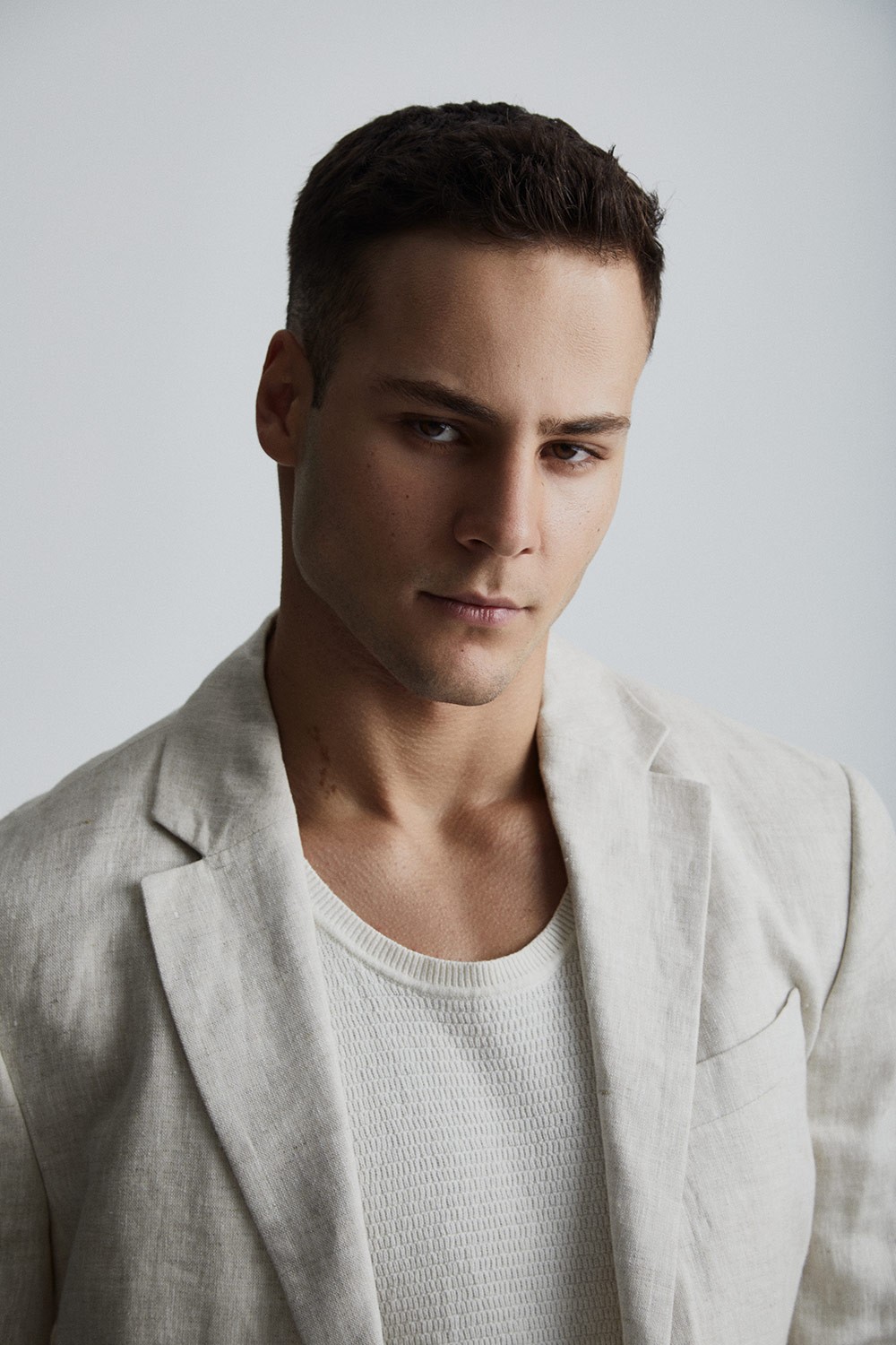 Modelo masculino em fotografia editorial de moda
